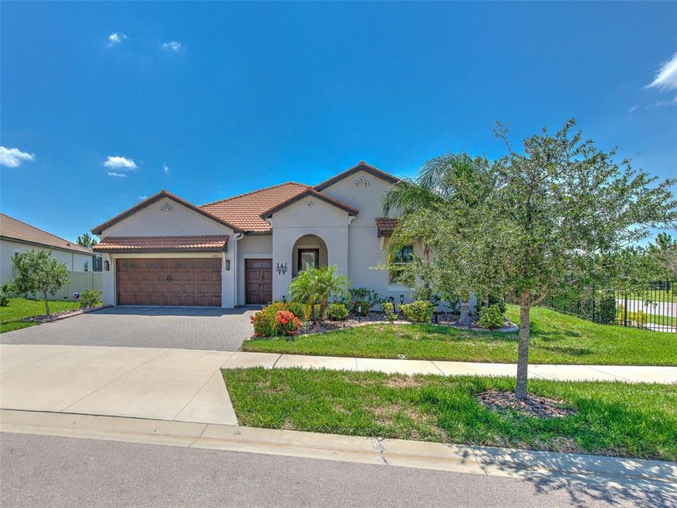 Recently Sold: $518,000 (3 beds, 2 baths, 2471 Square Feet)