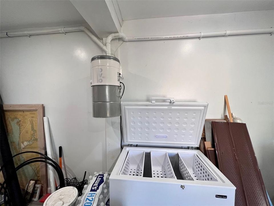Central vac and checst freezer