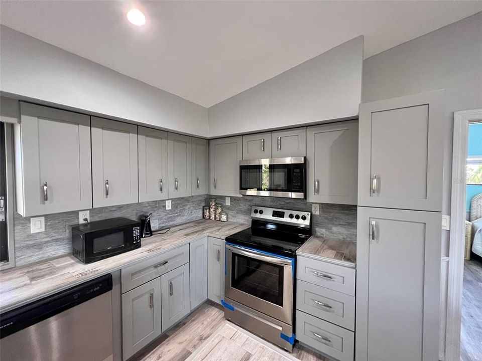 For Sale: $975,000 (2 beds, 2 baths, 1056 Square Feet)