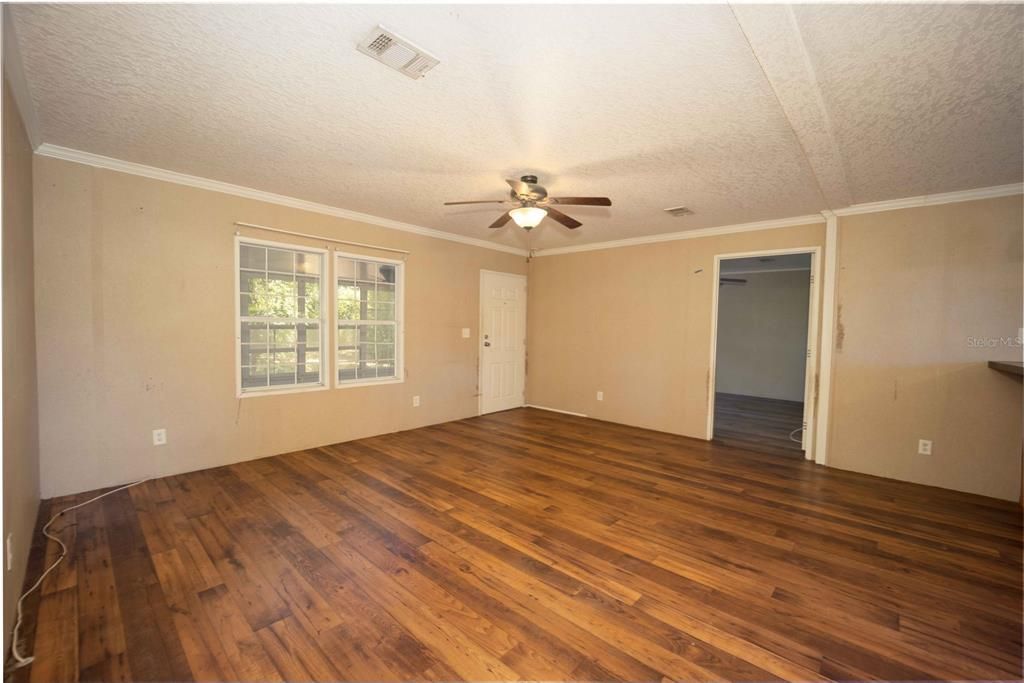 Recently Rented: $1,750 (3 beds, 2 baths, 1120 Square Feet)