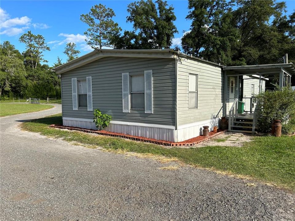 Recently Sold: $159,900 (3 beds, 2 baths, 1104 Square Feet)