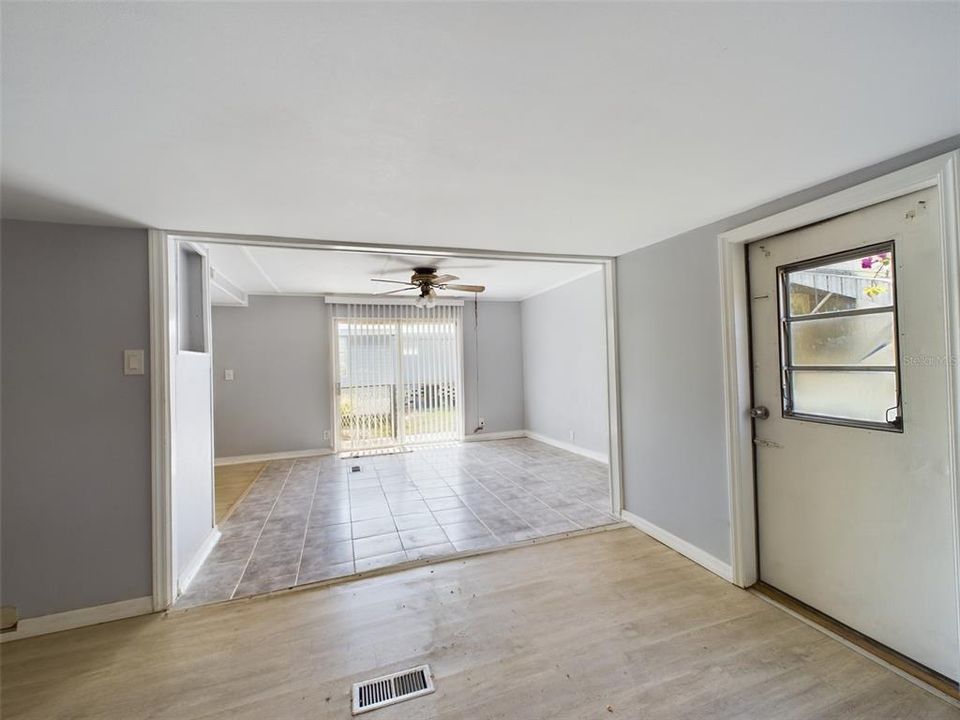 Active With Contract: $99,900 (3 beds, 2 baths, 1006 Square Feet)