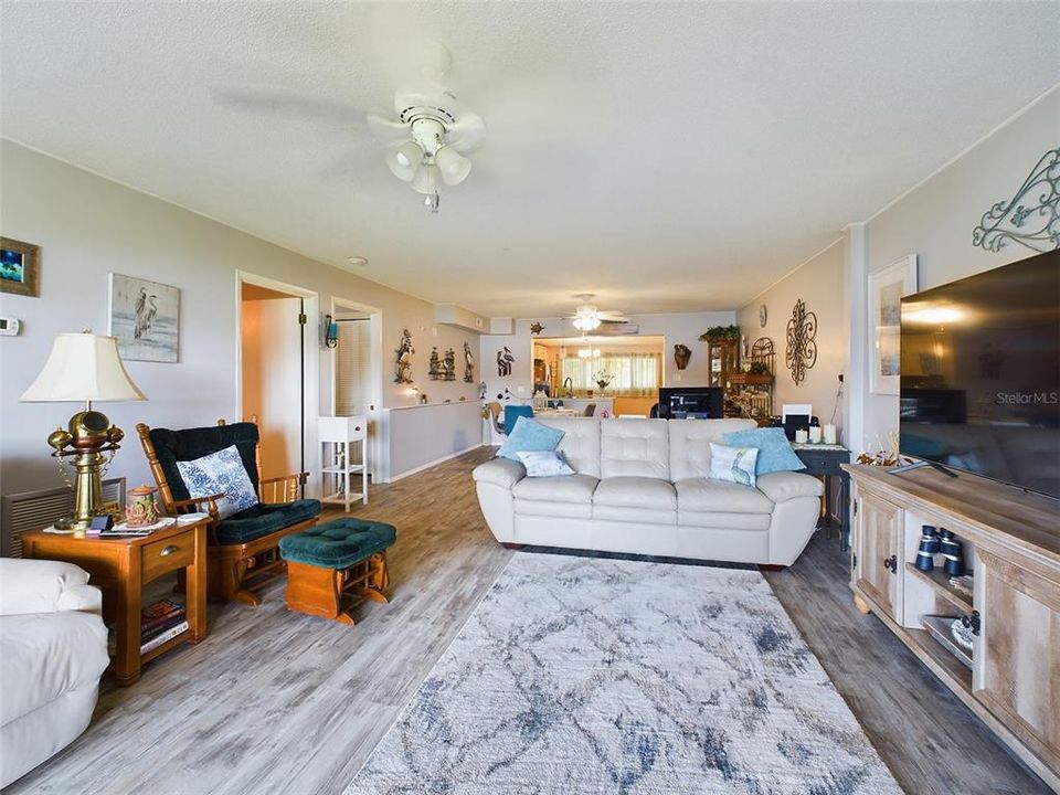 For Sale: $339,900 (2 beds, 2 baths, 1264 Square Feet)