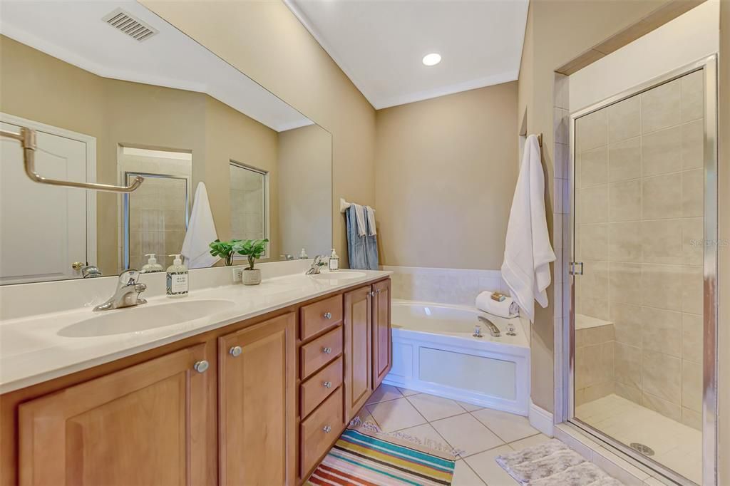 最近售出: $368,500 (2 贝兹, 2 浴室, 1666 平方英尺)