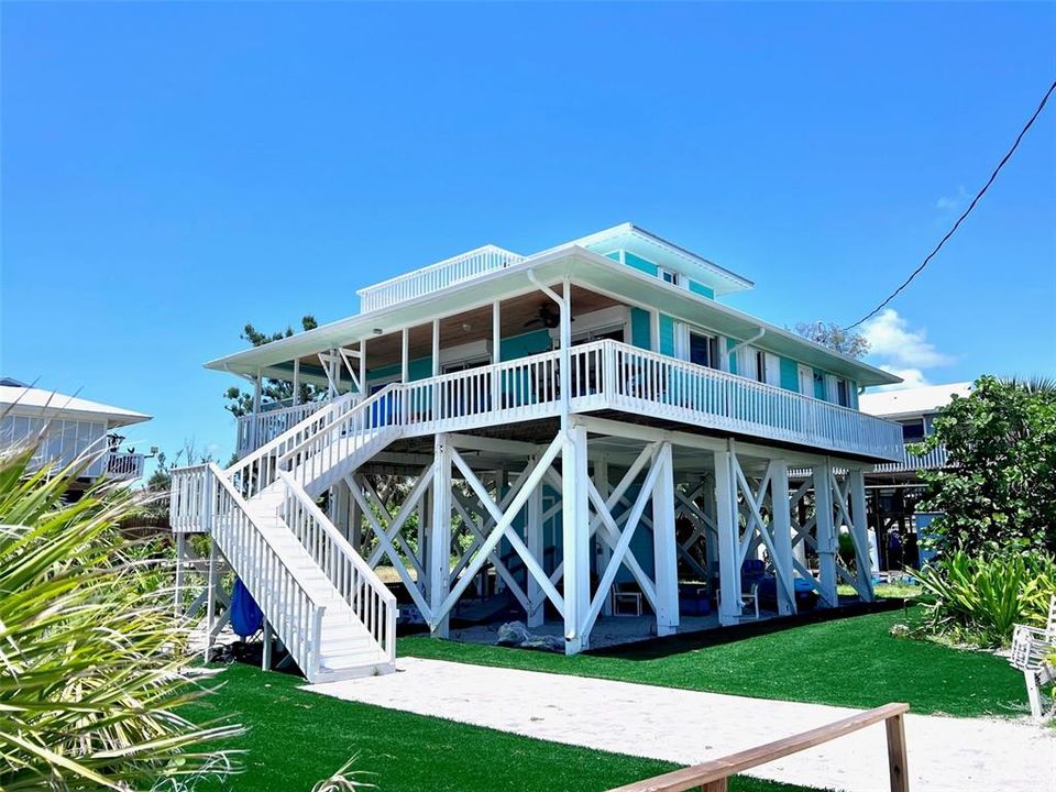 Recently Sold: $1,000,000 (3 beds, 2 baths, 1376 Square Feet)