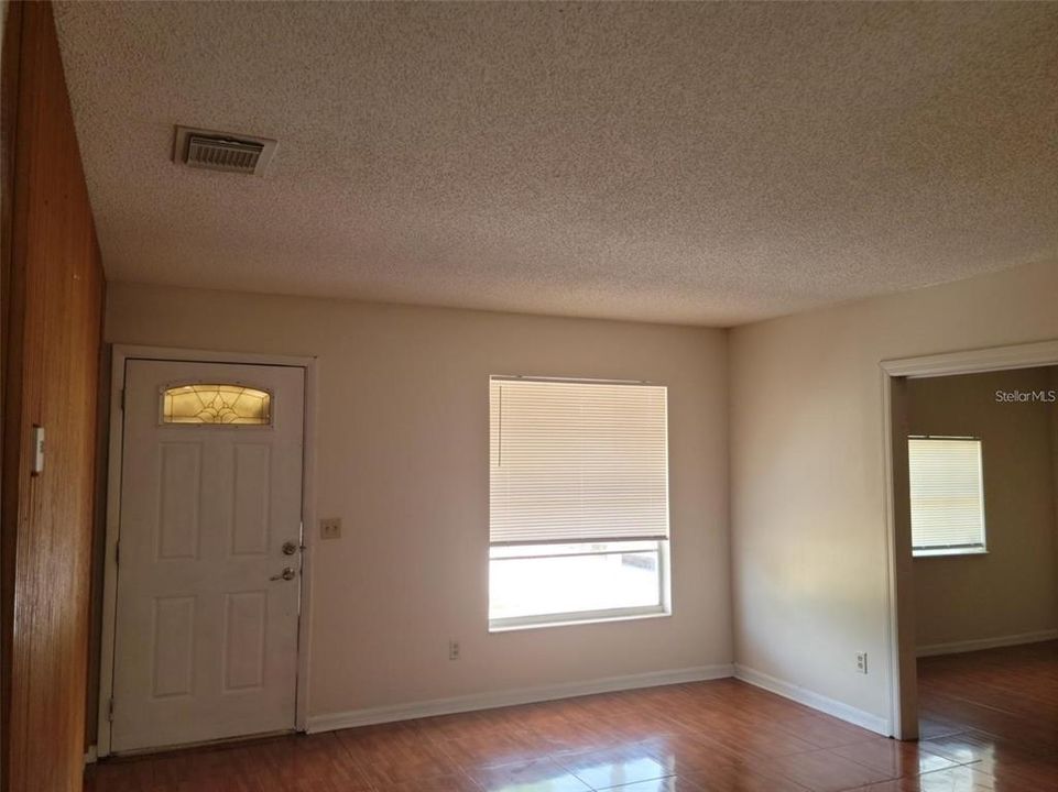 Recently Rented: $1,595 (3 beds, 1 baths, 1300 Square Feet)