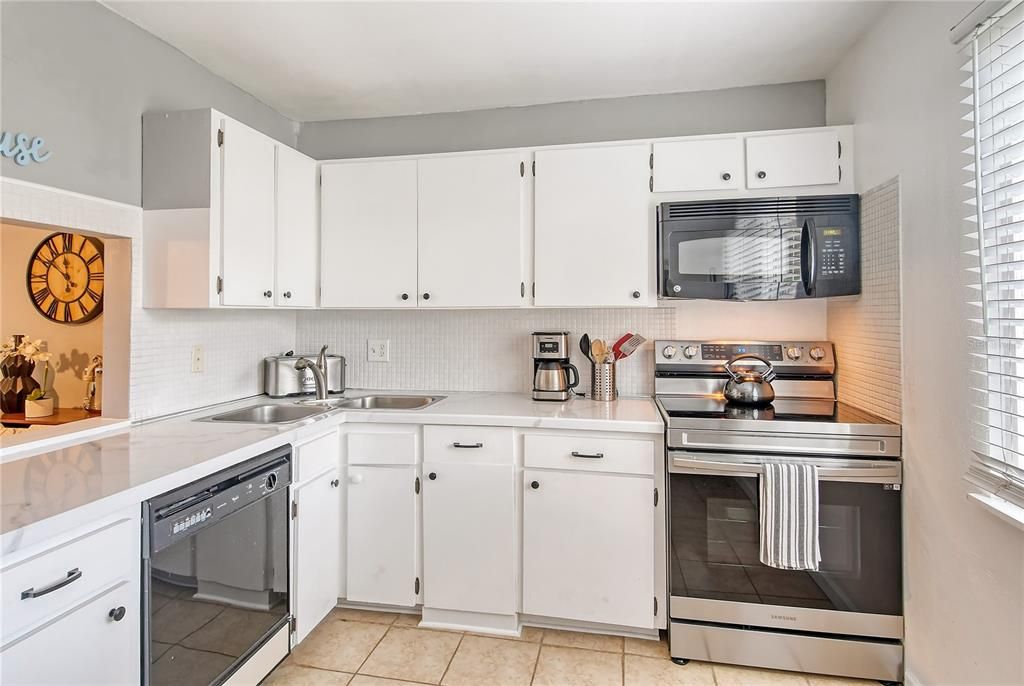 Recently Sold: $356,900 (1 beds, 1 baths, 912 Square Feet)