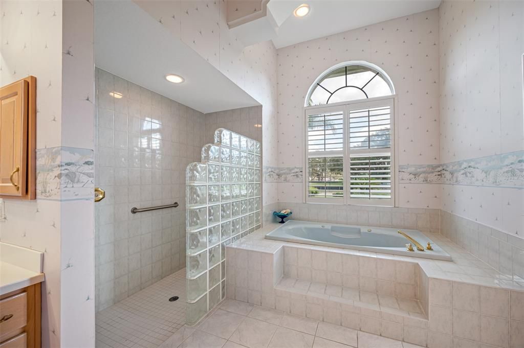 Недавно продано: $1,200,000 (5 спален, 4 ванн, 4576 Квадратных фут)