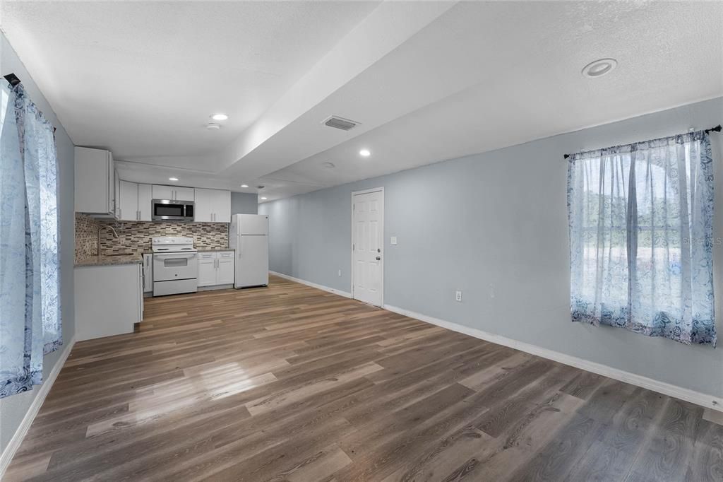 Recently Sold: $140,000 (2 beds, 2 baths, 941 Square Feet)