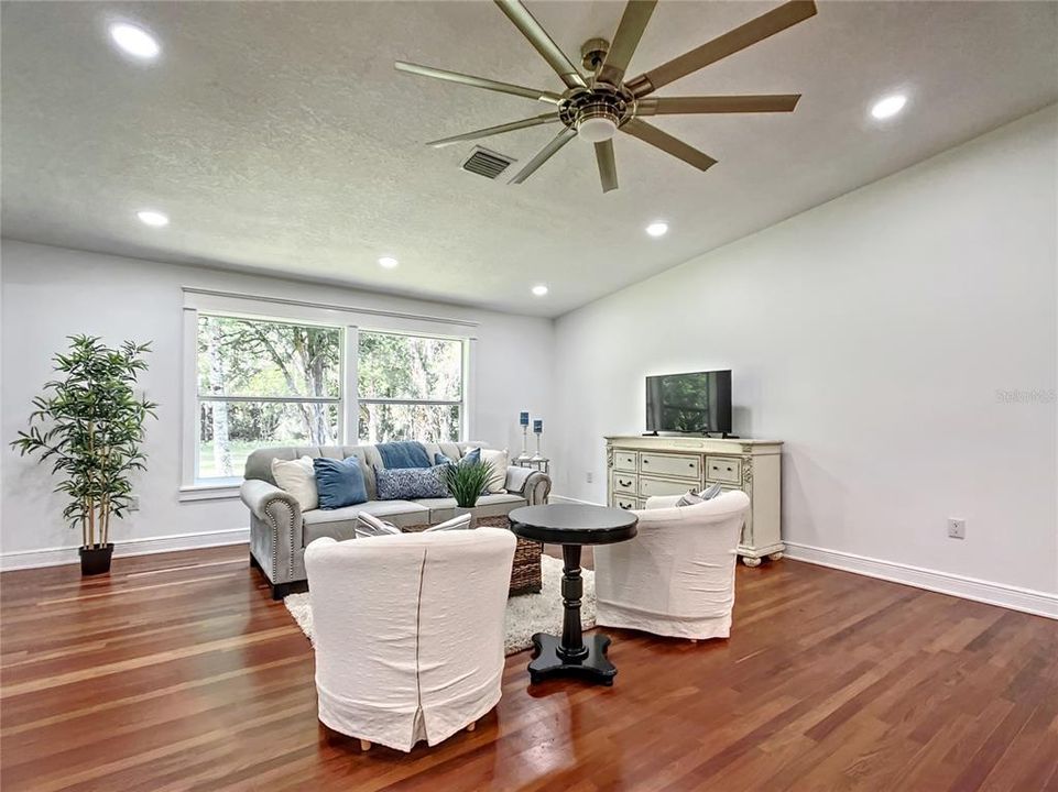 Recently Sold: $410,000 (2 beds, 1 baths, 1400 Square Feet)