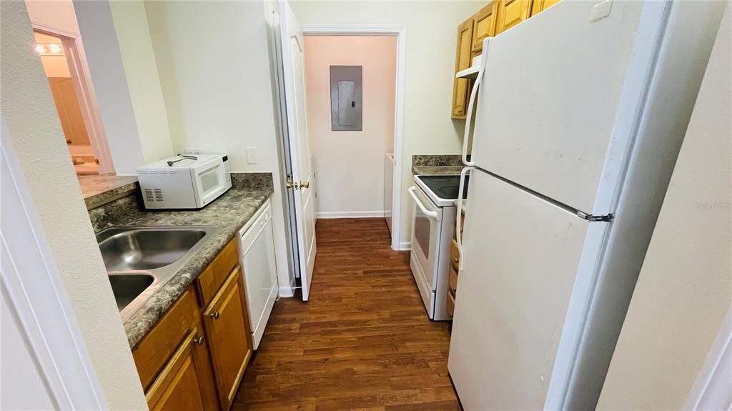 Active With Contract: $1,600 (2 beds, 2 baths, 1088 Square Feet)