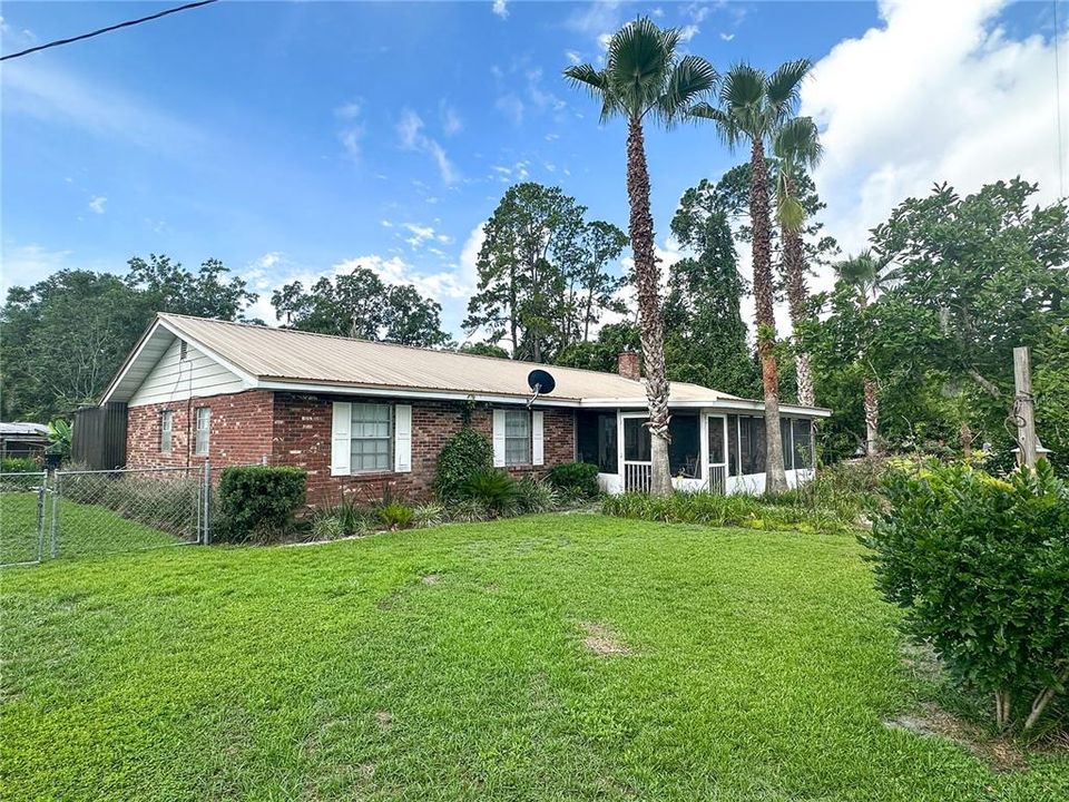Recently Sold: $159,000 (3 beds, 2 baths, 1964 Square Feet)