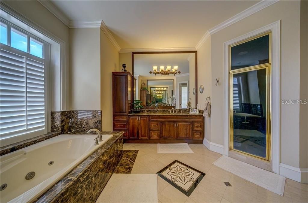 最近售出: $1,650,000 (4 贝兹, 3 浴室, 4801 平方英尺)