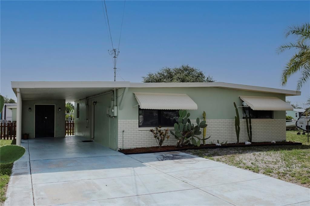 Recently Sold: $329,999 (2 beds, 1 baths, 924 Square Feet)