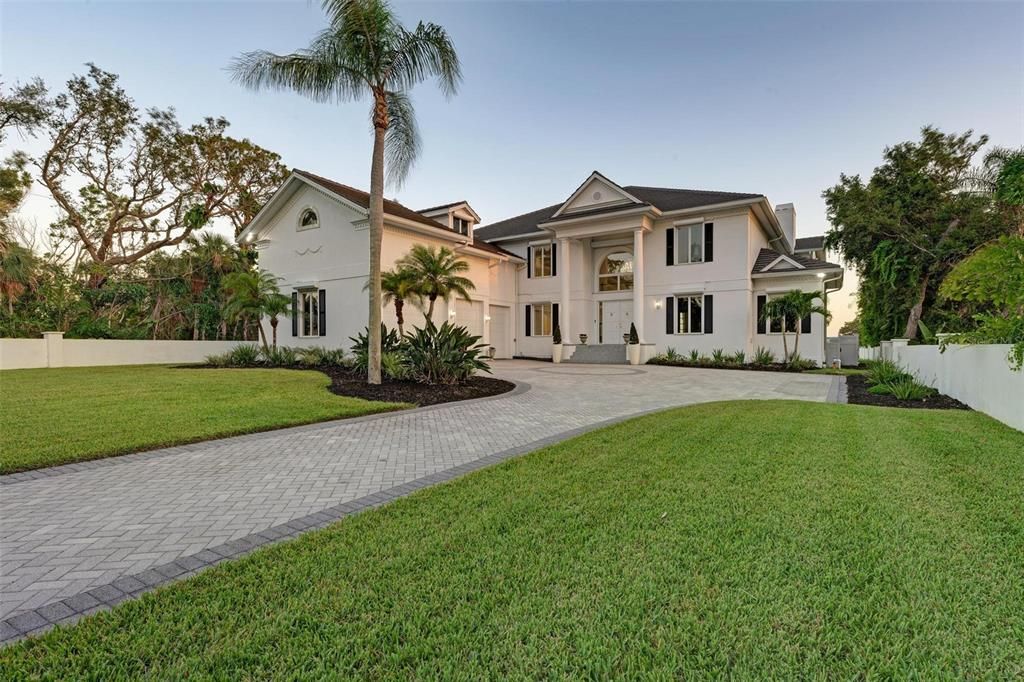 Recently Sold: $3,988,000 (5 beds, 5 baths, 8383 Square Feet)