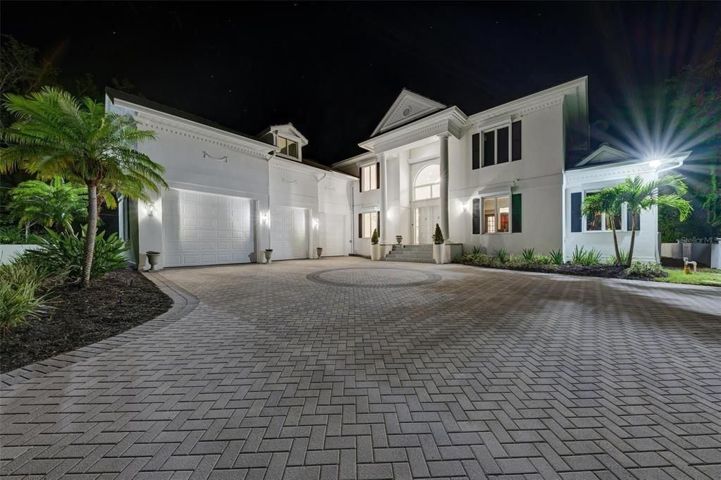 Recently Sold: $3,988,000 (5 beds, 5 baths, 8383 Square Feet)