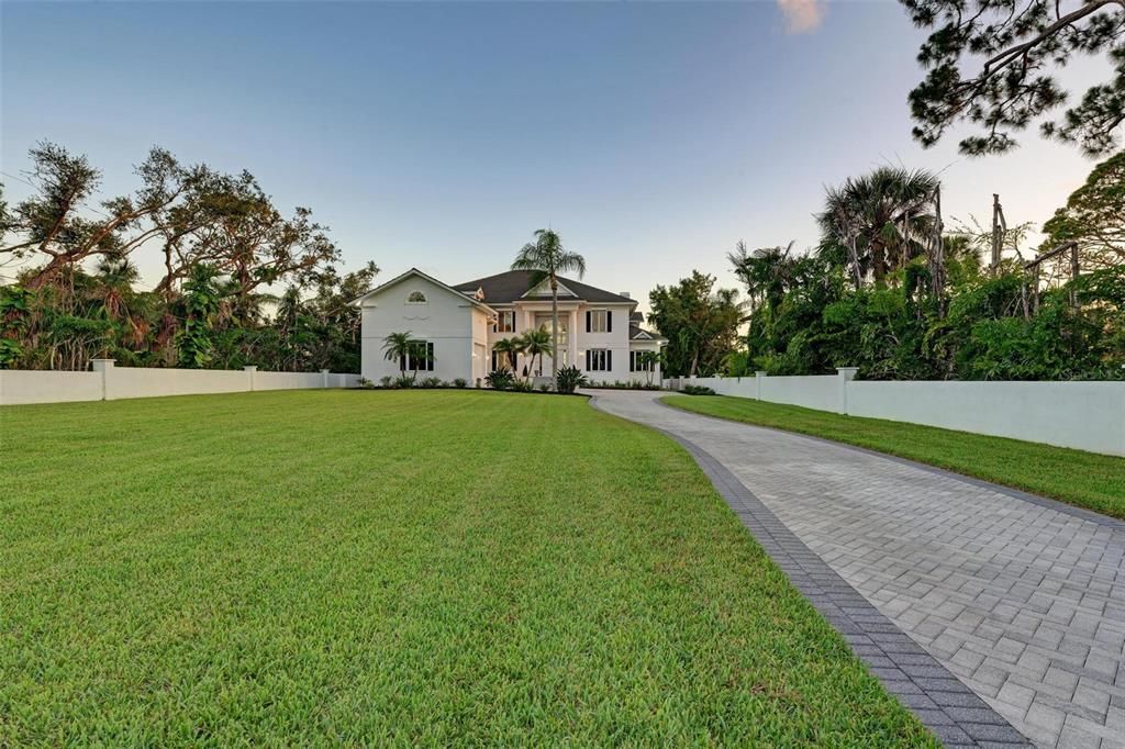 Recently Sold: $3,988,000 (5 beds, 5 baths, 8383 Square Feet)