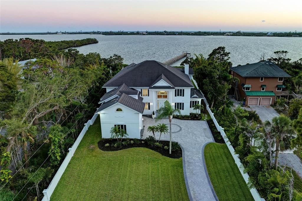 Recently Sold: $3,988,000 (5 beds, 5 baths, 8383 Square Feet)