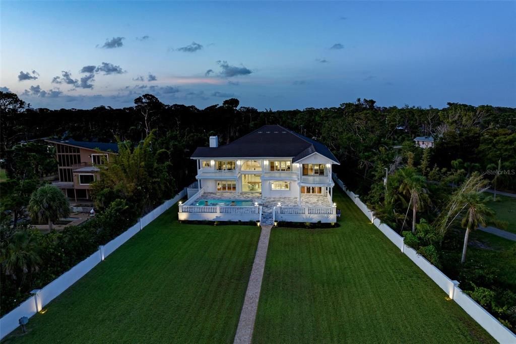 Recently Sold: $3,988,000 (5 beds, 5 baths, 8383 Square Feet)