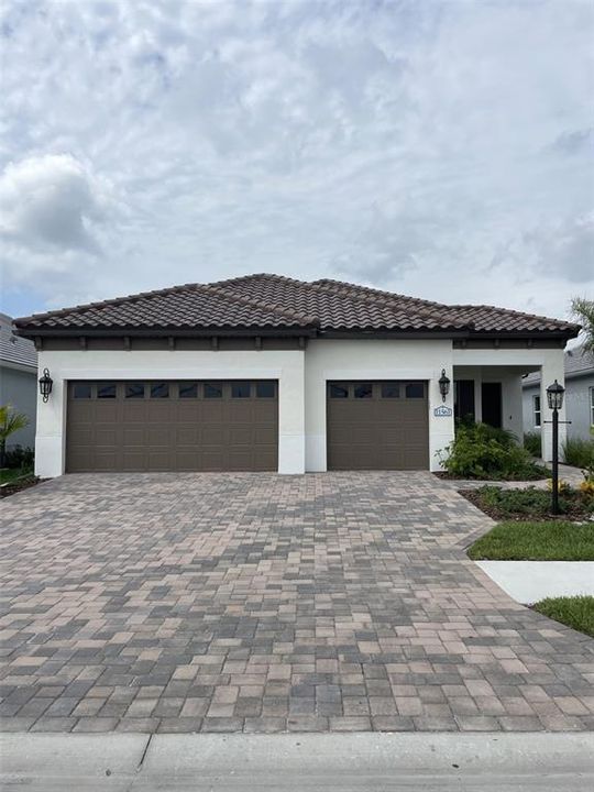 Recently Sold: $863,800 (3 beds, 2 baths, 2427 Square Feet)