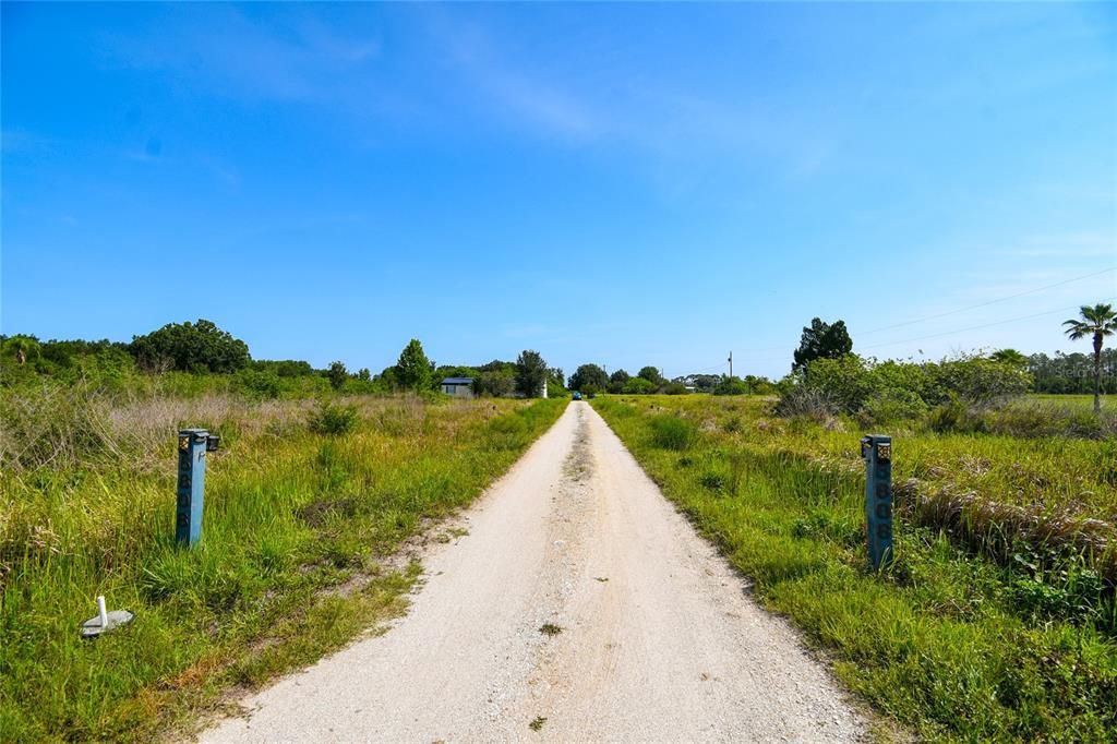 На продажу: $1,700,000 (9.80 acres)