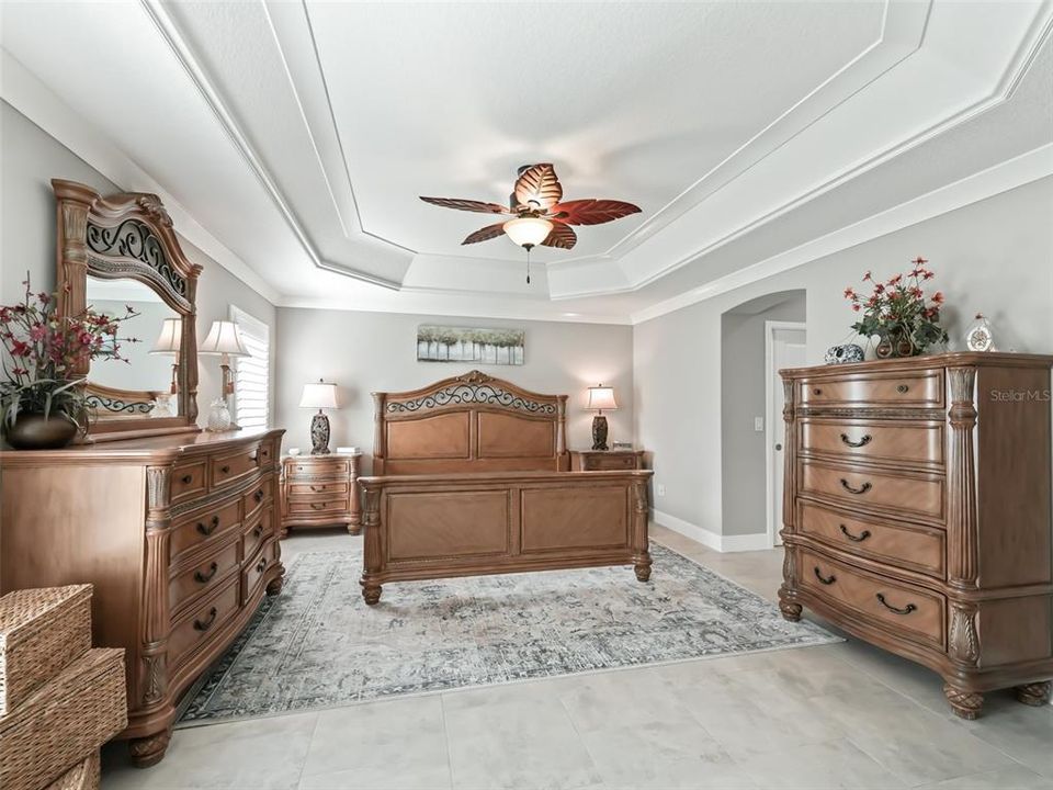 Large Master Ensuite with Lovely Trey Ceiling - 3 Walk In Closets!