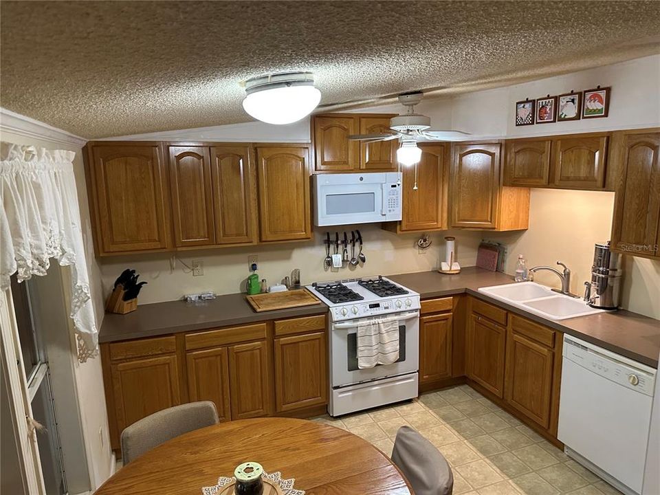 Recently Sold: $224,900 (2 beds, 2 baths, 1488 Square Feet)
