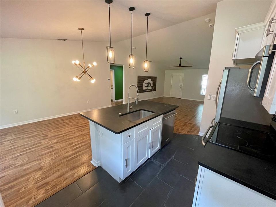 Recently Rented: $2,600 (3 beds, 2 baths, 1552 Square Feet)