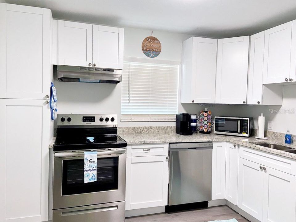 For Sale: $625,000 (2 beds, 1 baths, 976 Square Feet)