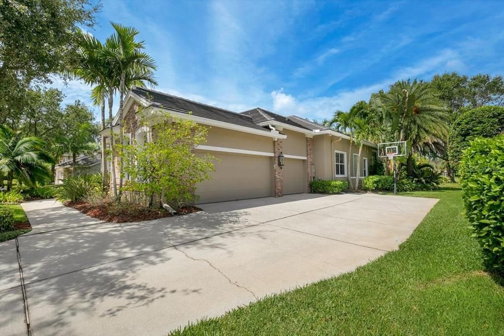 Recently Sold: $1,400,000 (4 beds, 3 baths, 3555 Square Feet)