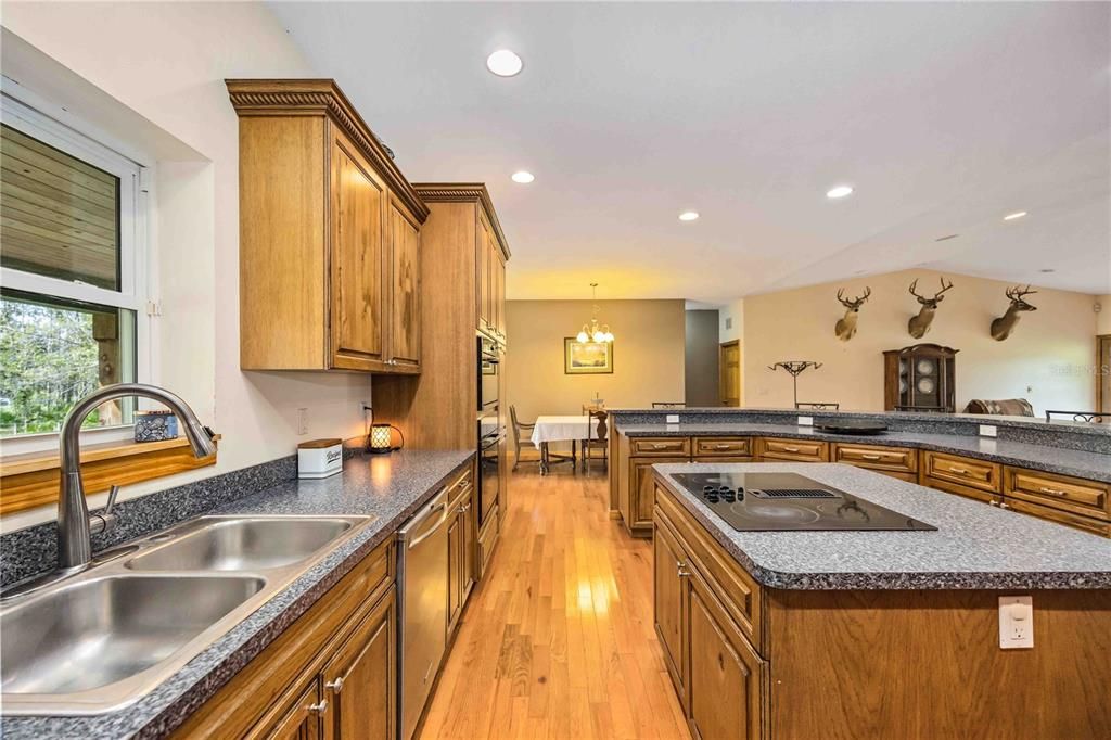 Recently Sold: $750,000 (3 beds, 2 baths, 2595 Square Feet)