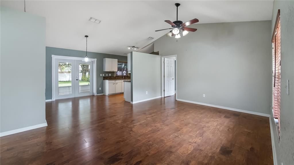 Recently Sold: $344,000 (3 beds, 2 baths, 1184 Square Feet)