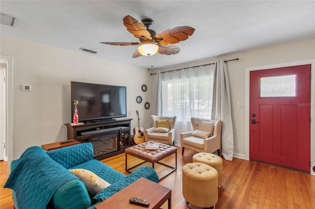 Recently Sold: $349,900 (2 beds, 1 baths, 948 Square Feet)