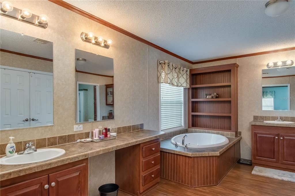 最近售出: $494,900 (3 贝兹, 2 浴室, 2280 平方英尺)