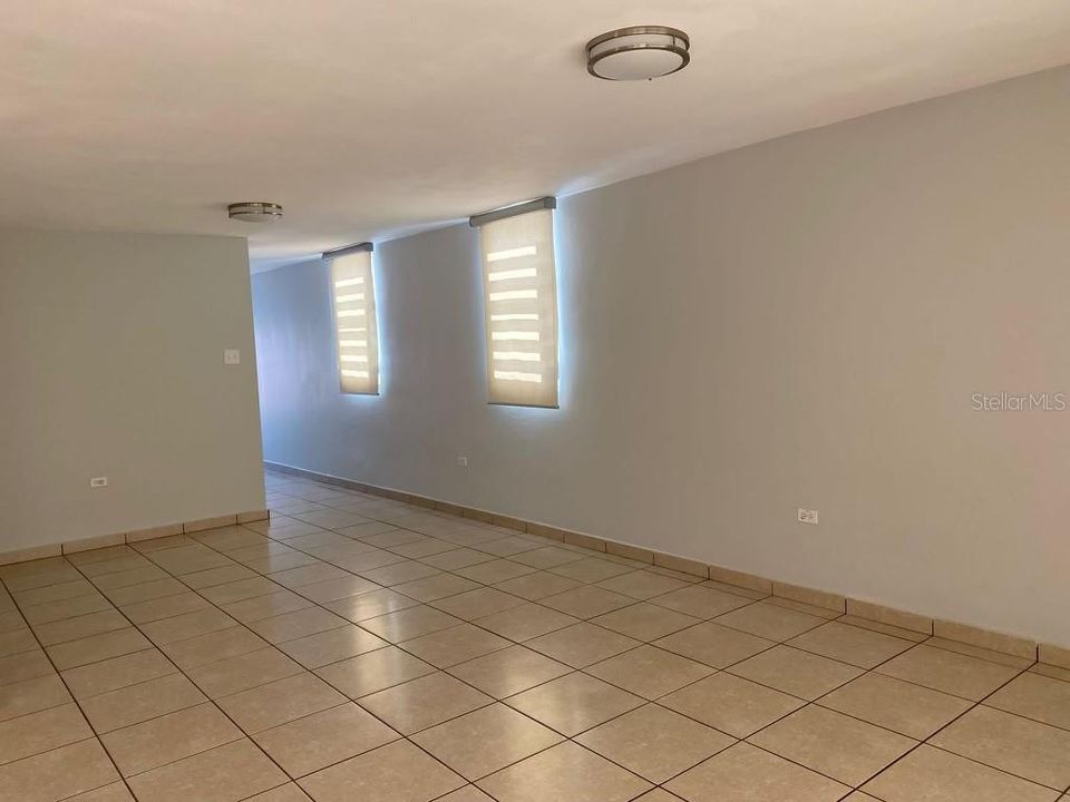 Vendido Recientemente: $320,000 (4 camas, 2 baños, 2600 Pies cuadrados)