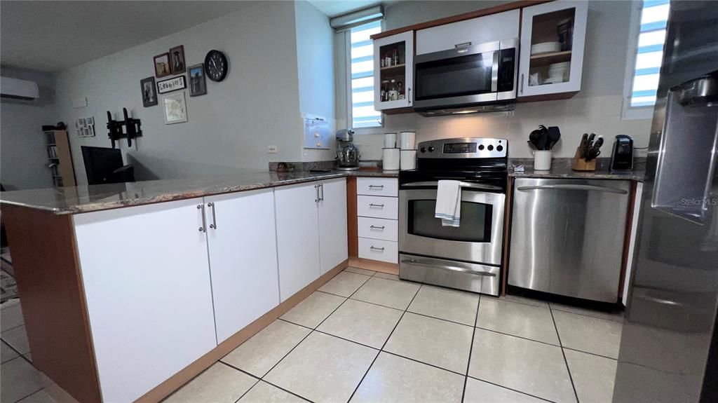 Vendido Recientemente: $320,000 (4 camas, 2 baños, 2600 Pies cuadrados)