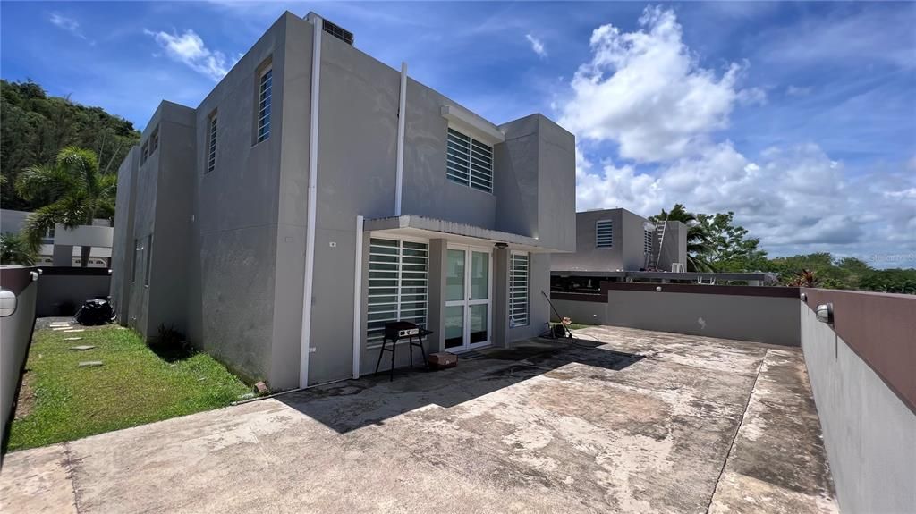 Vendido Recientemente: $320,000 (4 camas, 2 baños, 2600 Pies cuadrados)