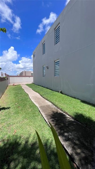 Vendido Recientemente: $320,000 (4 camas, 2 baños, 2600 Pies cuadrados)