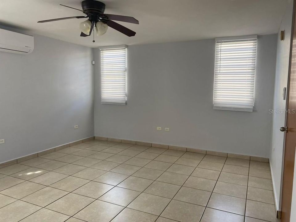 Vendido Recientemente: $320,000 (4 camas, 2 baños, 2600 Pies cuadrados)