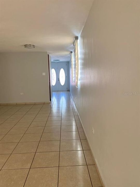 Vendido Recientemente: $320,000 (4 camas, 2 baños, 2600 Pies cuadrados)