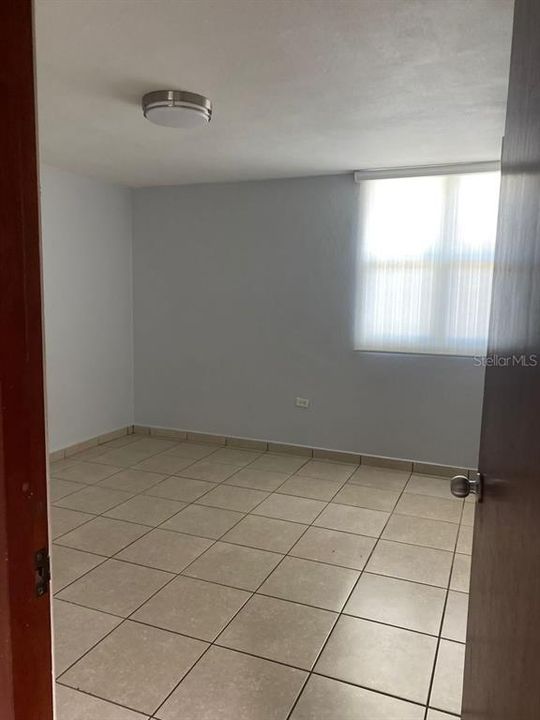 Vendido Recientemente: $320,000 (4 camas, 2 baños, 2600 Pies cuadrados)