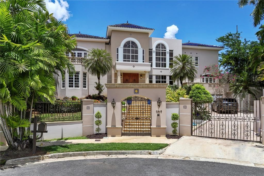 Recently Sold: $3,100,000 (6 beds, 7 baths, 6452 Square Feet)