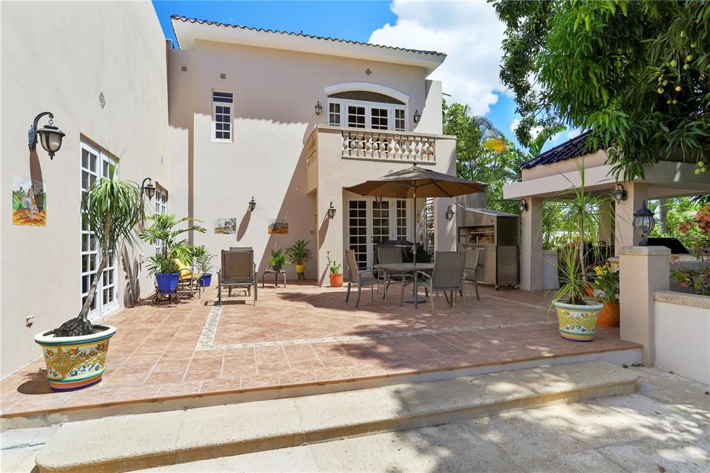 Vendido Recientemente: $3,100,000 (6 camas, 7 baños, 6452 Pies cuadrados)