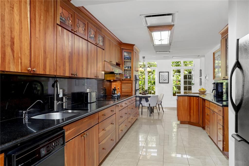 Vendido Recientemente: $3,100,000 (6 camas, 7 baños, 6452 Pies cuadrados)