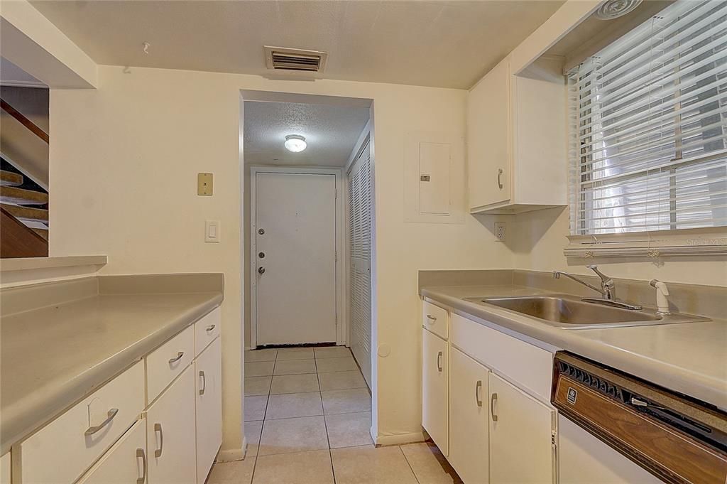 Active With Contract: $140,000 (1 beds, 1 baths, 954 Square Feet)