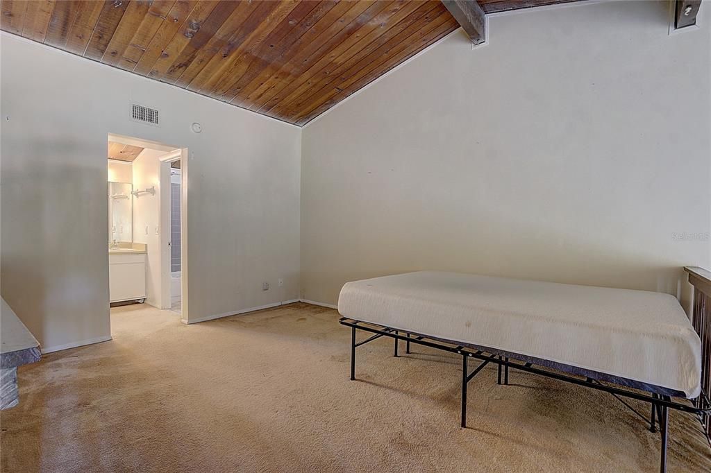 Active With Contract: $140,000 (1 beds, 1 baths, 954 Square Feet)