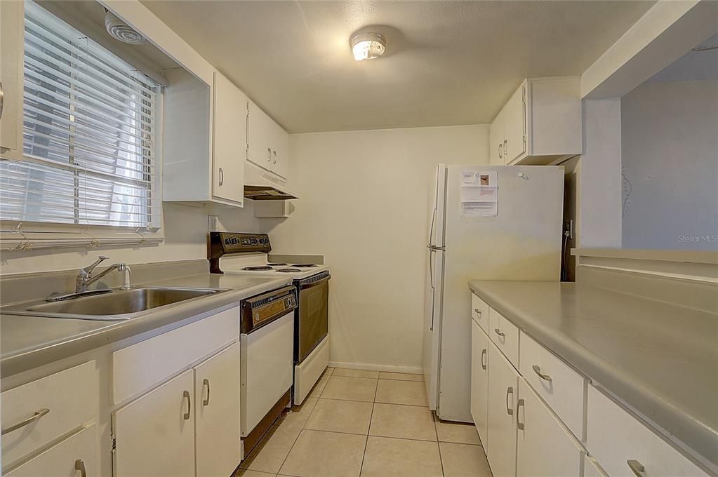 Active With Contract: $140,000 (1 beds, 1 baths, 954 Square Feet)