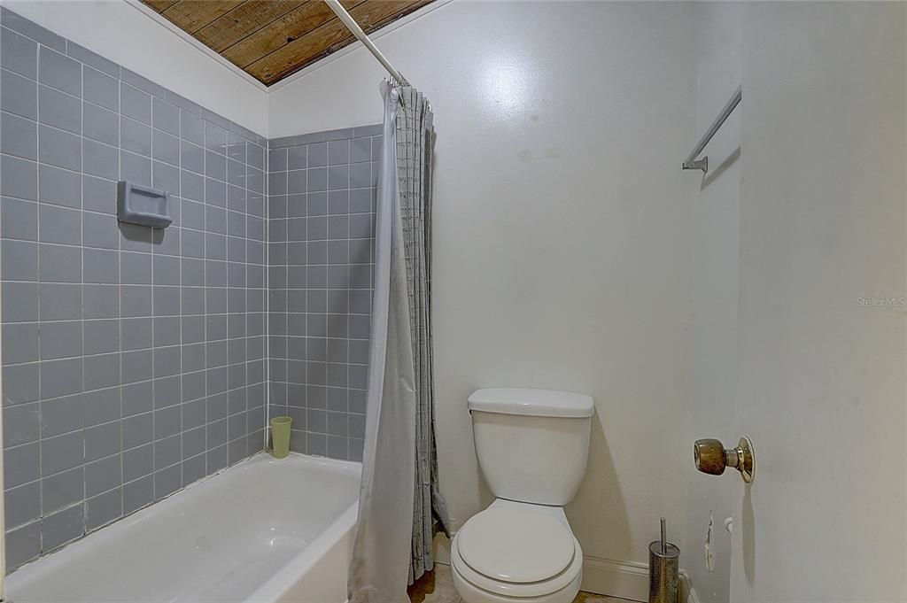 Active With Contract: $140,000 (1 beds, 1 baths, 954 Square Feet)