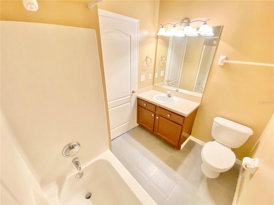合同活跃: $2,200 (3 贝兹, 2 浴室, 1921 平方英尺)