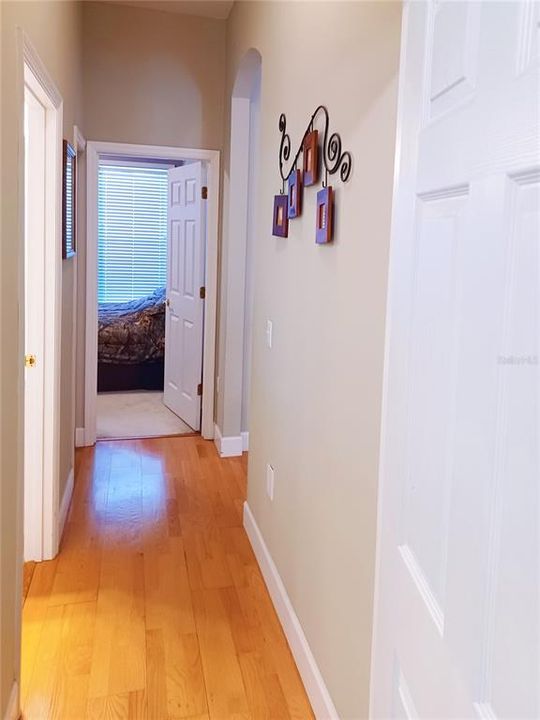 Hallway between two guest rooms with full bathroom in the middle
